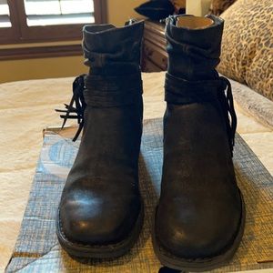 Born suede boots black 7.5 new condition